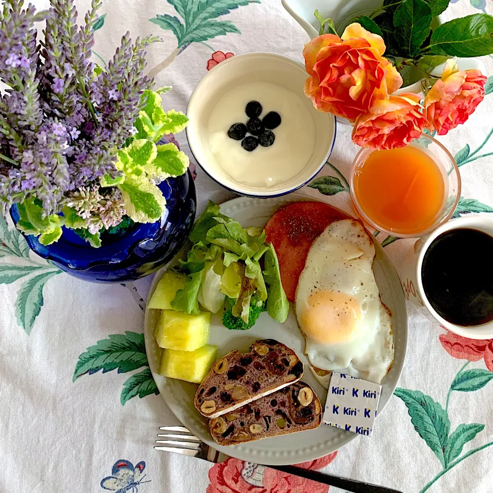 Snapdishの料理写真:お庭の花とモーニングプレート|あっちゃんさん