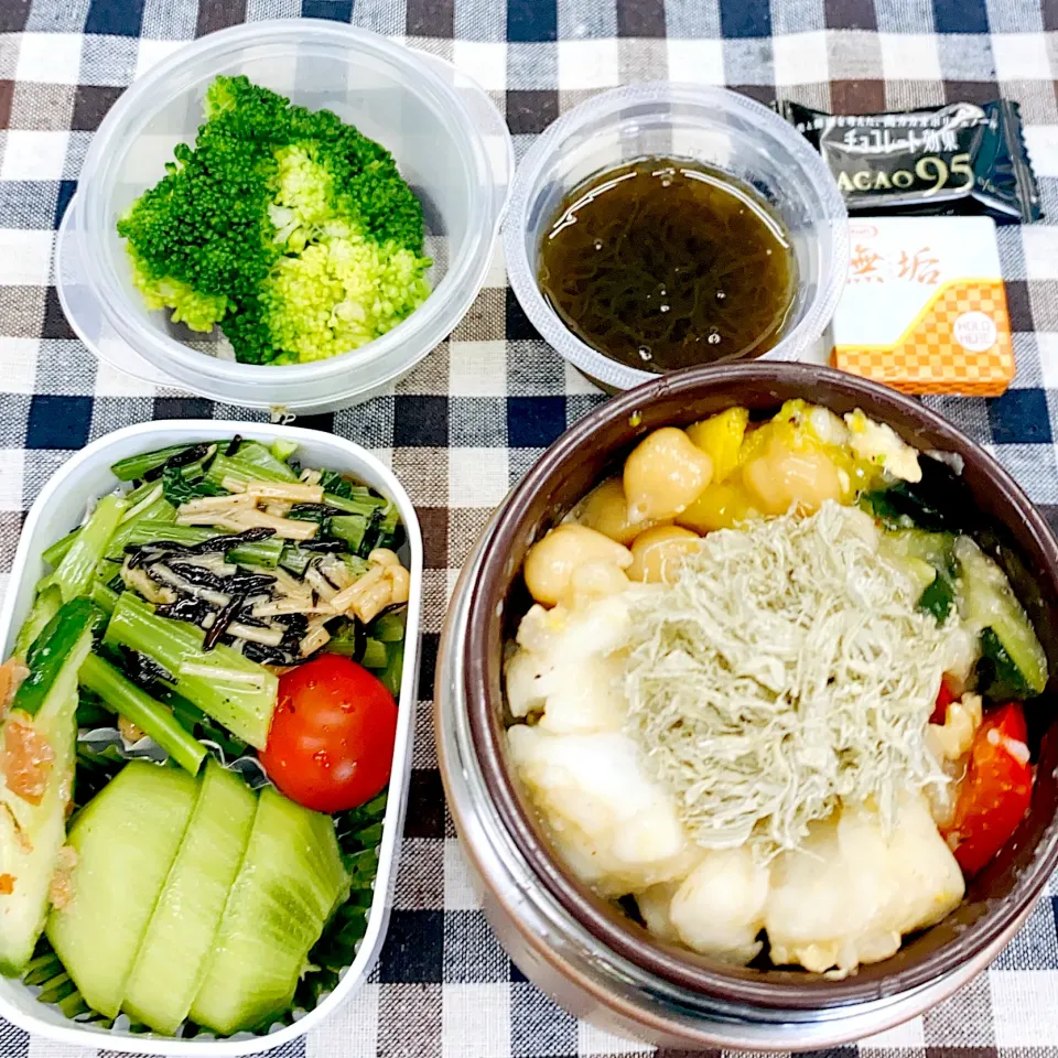 Snapdishの料理写真:はんぺんと豆腐と野菜のキノコ雑炊★味噌と酒粕と生姜を入れて卵でとじました♪いろいろ入ってますが見えなくてすみません‼︎|riko30294さん