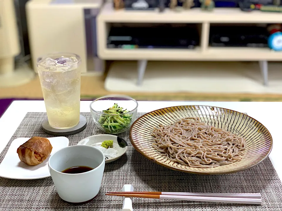 お昼ごはん、もり蕎麦、肉巻きおにぎり、きゅうりのナムル。|yukiさん