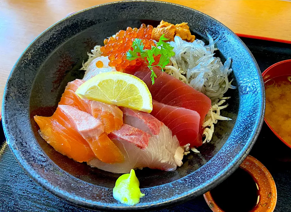 Snapdishの料理写真:浜の料理店 泉州海鮮 きんちゃく家  極上海鮮丼♥️|ナナさん