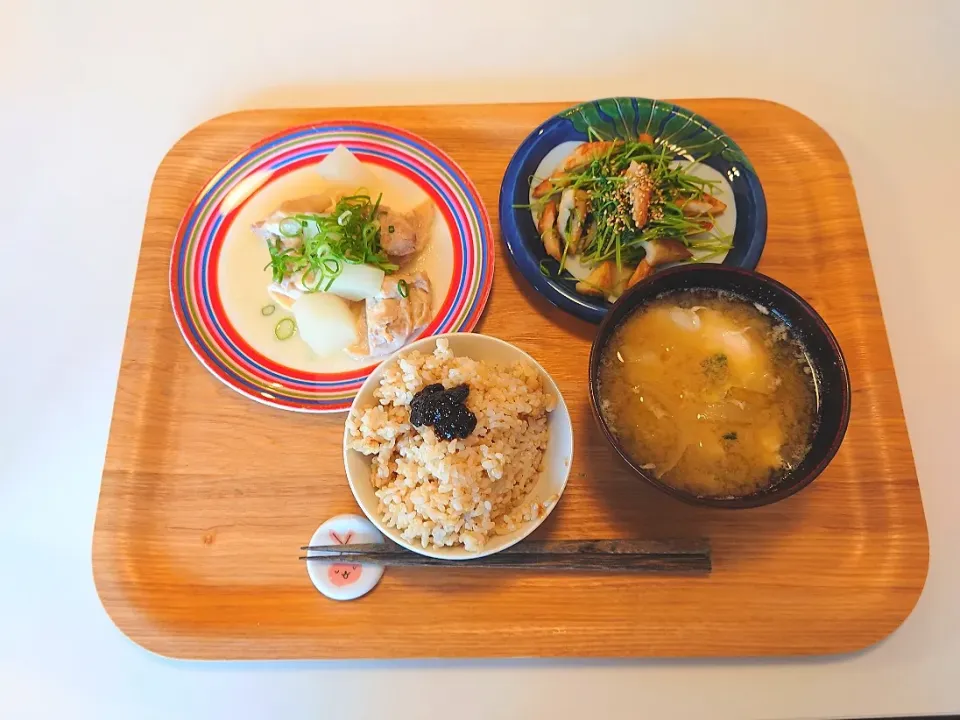 Snapdishの料理写真:今日の今日　鶏肉と大根の甘酒煮、ちくわと豆苗のポン酢炒め、玄米、落とし卵の味噌汁|pinknari🐰🌈さん