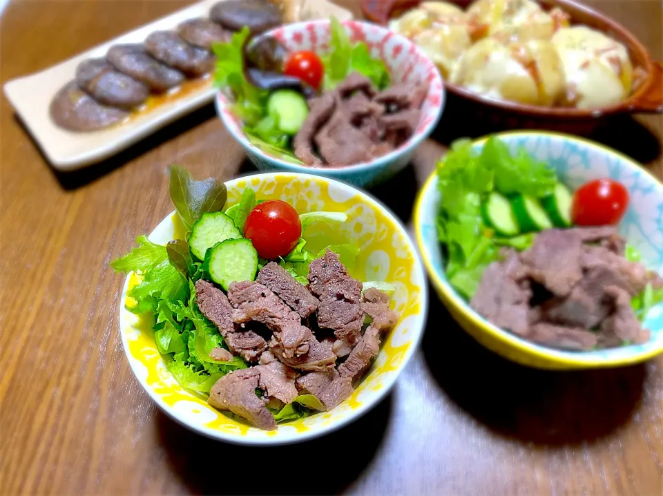 牛肉サラダ🥗コストコビーフを塩コショウで焼いて、イタリアンドレッシングで|acoさん