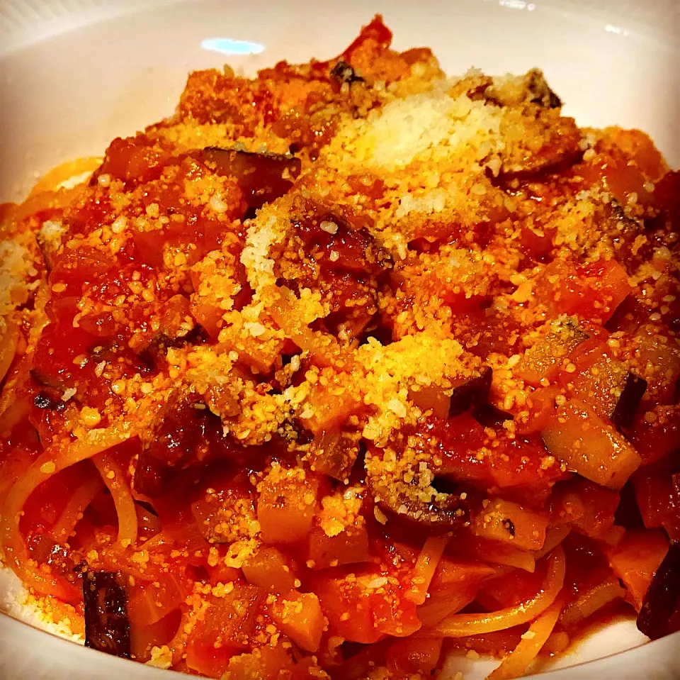 Dinner 
Bolangnese with only Vegetables (Mushroom ,Onions, diced Courgette , Fresh Basil, Fresh Garlic, Bay leaves in a Rich Tomato sauce with Spaghetti 
Garlic|Emanuel Hayashiさん