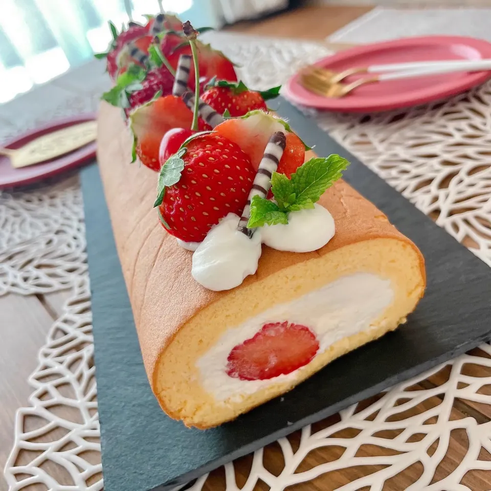 いちごのロールケーキ🍓🍒|mayumin*❤︎さん