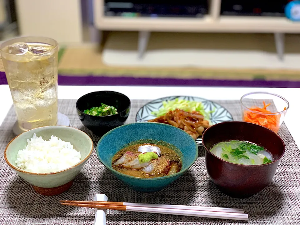 Snapdishの料理写真:ばんごはん。鯛茶漬け、生姜焼き、にんじんのラペ、おくら、鶏スープ。|yukiさん