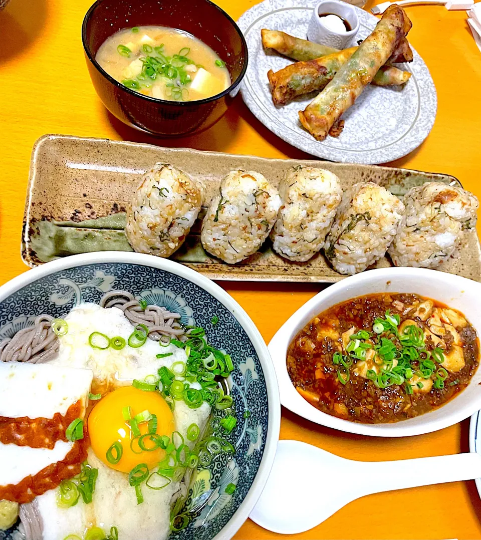 🌟山かけ蕎麦🌟麻婆豆腐🌟納豆とチーズのしそ巻きあげ🌟大葉のおにぎり🌟新玉ねぎのお味噌汁|まり＊さん