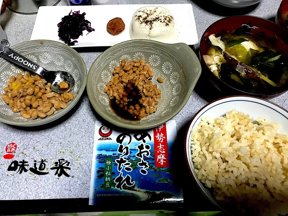 今日はまた特に旬な話題の納豆定食ふうに #夕飯　ロウカット玄米ご飯、One-Plate おかず(ザワークラウト、冷奴、梅干し)、生姜椎茸ワカメ玉子味噌汁、納豆(水戸くめ味道楽納豆、伊勢志摩あおさのりたれ極小粒納豆)|ms903さん