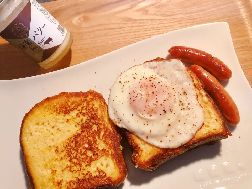 Snapdishの料理写真:フレンチトーストに蜂蜜バターバージョンと目玉焼きウインナーバージョンを早朝5時から食べる暴挙🤣|海斗さん