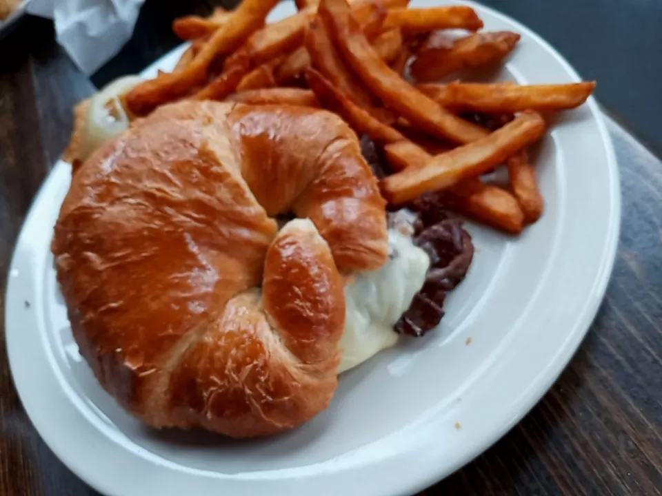 Roast Beef and Cheese with french fries|Steve Cooperさん