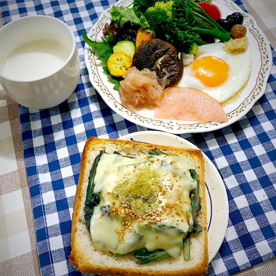 今日の朝ごはん★小松菜の胡麻豆乳和えの酒粕チーズトースト★とろろ昆布と炒り胡麻もかけました|riko30294さん