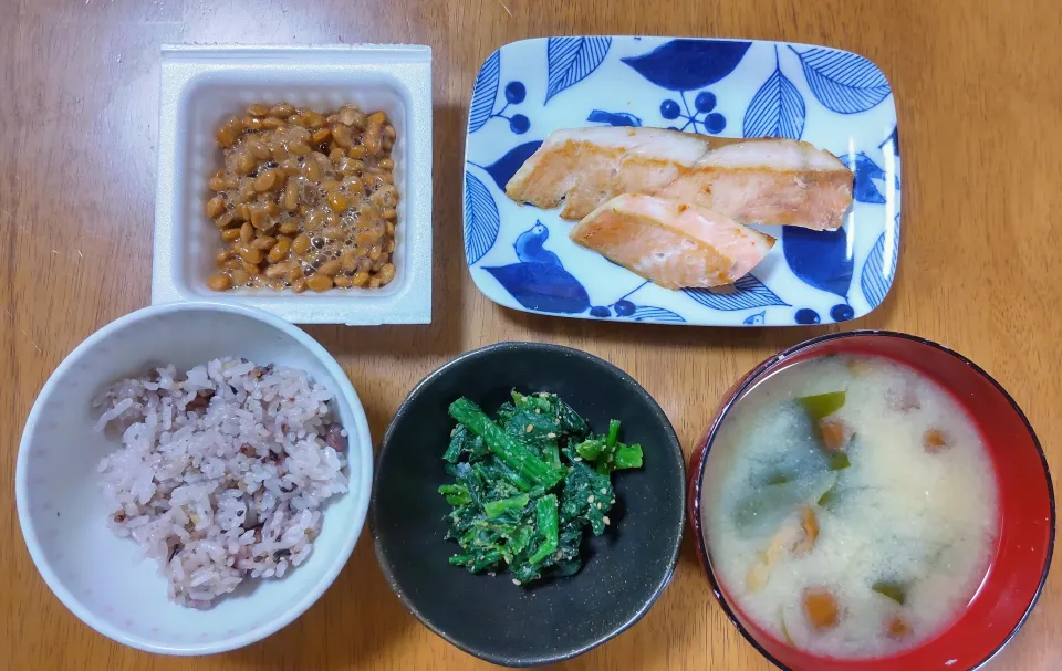 ６月６日　鮭の塩焼き　ほうれん草のごま和え　納豆　なめことわかめのお味噌汁|いもこ。さん