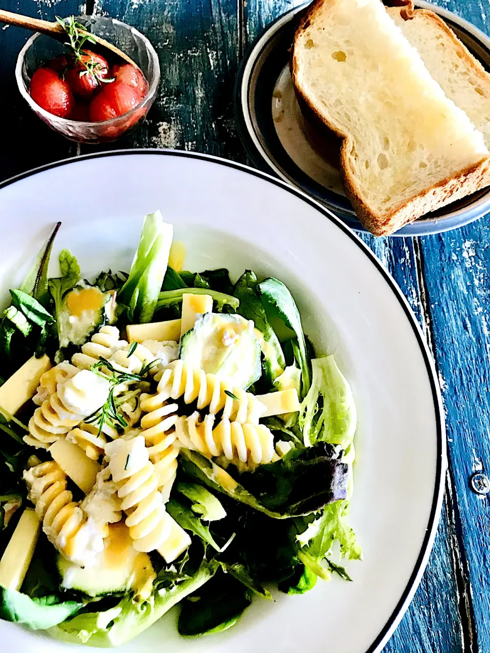 ブルーチーズサーモンパスタの残りをサラダにトッピング🥗|atsukoさん