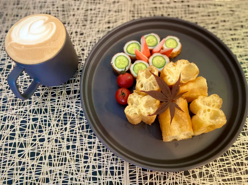 中国の揚げパンと真似して作った最近流行ってるちくわきゅうり🥒プラスミルク感たっぷりのカフェラテ(ハートの位置がズレてるけど😅)大満足！いい週末の朝！|Tammyさん