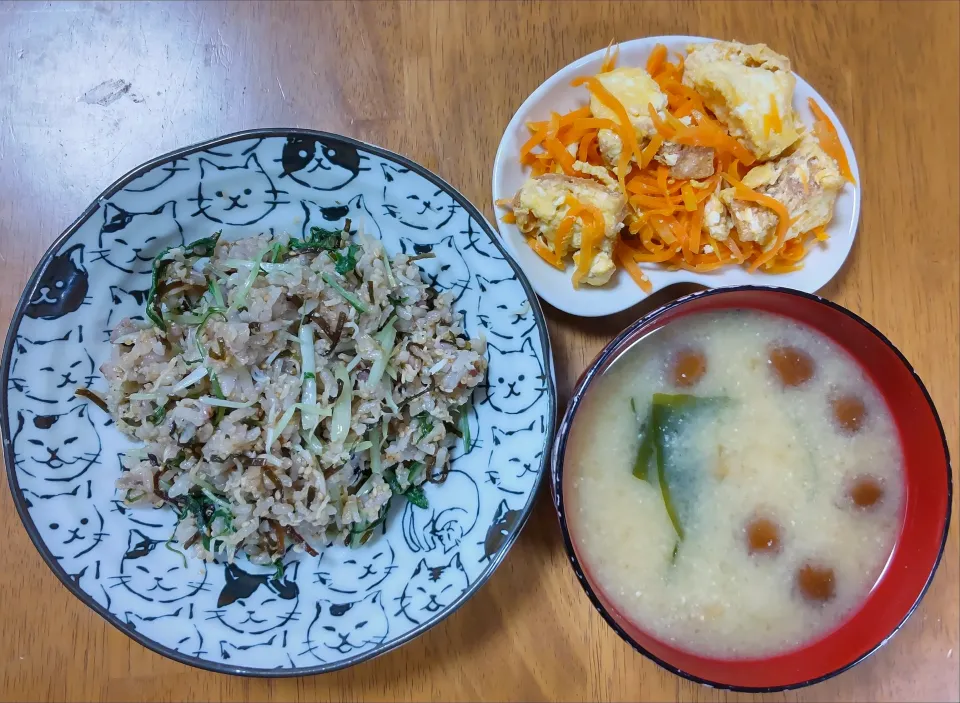 ６月８日　水菜としらすの塩昆布混ぜごはん　厚揚げ卵のにんじんしりしり　なめことわかめのお味噌汁|いもこ。さん