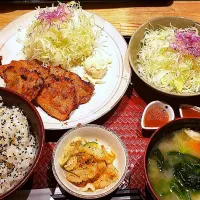 Snapdishの料理写真:大戸屋で四元豚の味噌焼き…🐷

もちろんライスは特盛り…🍚

野菜たっぷり麦味噌汁に変更～☝️😃

野菜を食べたかったので
キャベツ盛りも追加～🥬|ラィトさん