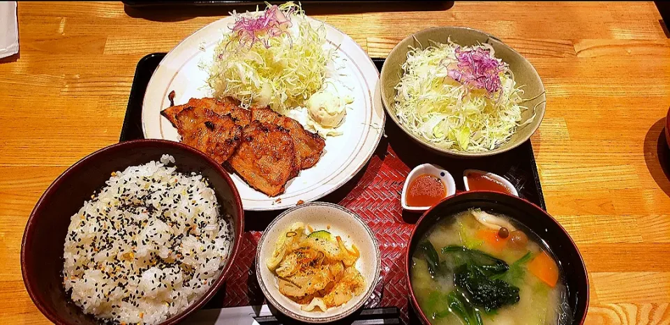 大戸屋で四元豚の味噌焼き…🐷

もちろんライスは特盛り…🍚

野菜たっぷり麦味噌汁に変更～☝️😃

野菜を食べたかったので
キャベツ盛りも追加～🥬|ラィトさん