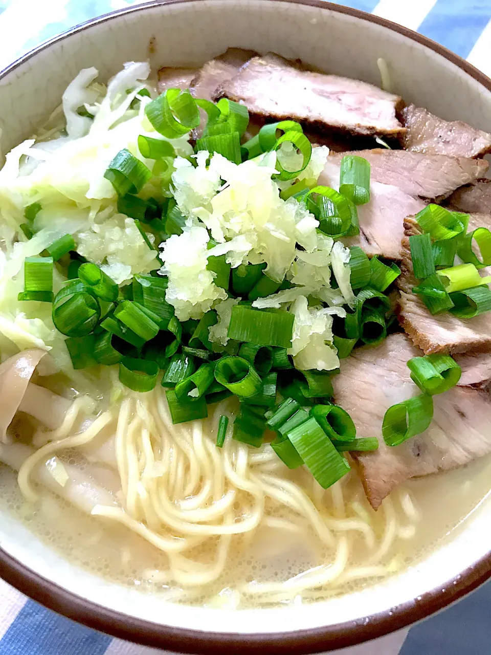 お昼は豚骨ラーメン　キャベツたっぷり自作の焼豚薄切りを添えて|カピバラおやじさん