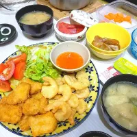 Snapdishの料理写真:海老のフリットとチキンナゲット🍤スイートチリソースで✨|みやこさん