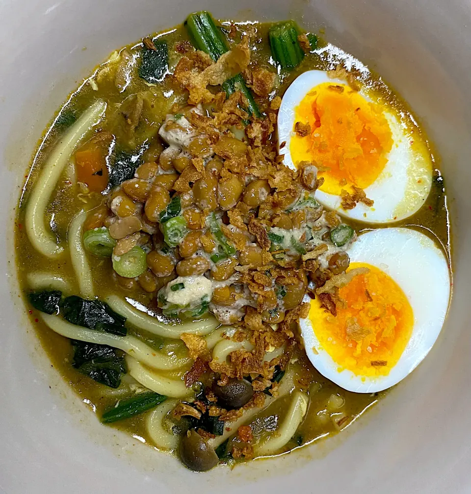 納豆カレーうどん|すくらんぶるえっぐさん