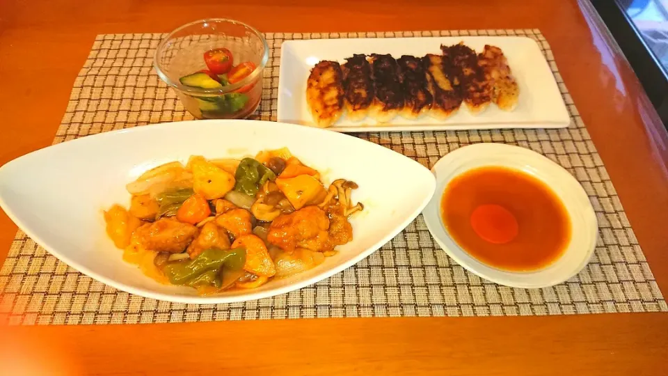 ☆酢鶏
☆焼き餃子
☆キュウリとトマトのごま油醤油|chikakoさん