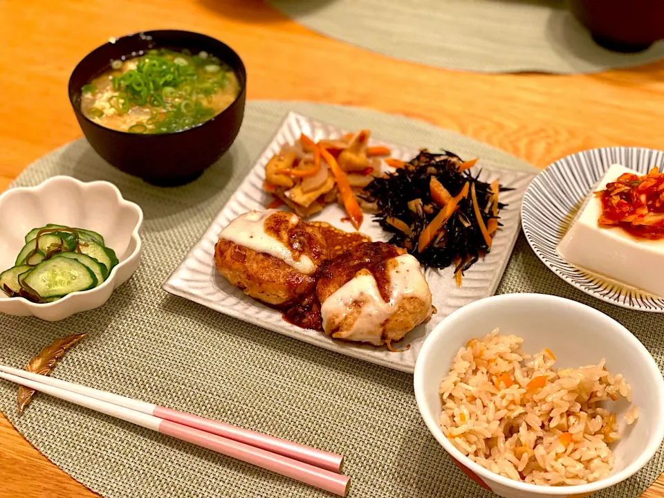 Snapdishの料理写真:⚪️新玉ねぎかき卵味噌汁
⚪ひじきの煮物
⚪レンコンのきんぴら(味改良で更に美味しさアップ)
⚪きゅうりの浅漬け(過去最大級に激ウマ)
⚪キムチ冷奴
⚪生姜の炊き込みご飯
⚪鶏ムネ肉のつくね|Ayanoさん