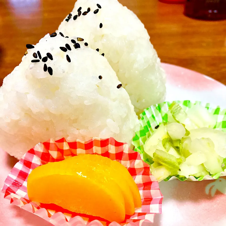 Snapdishの料理写真:塩むすび🍙白菜漬けと沢庵✨|まいりさん