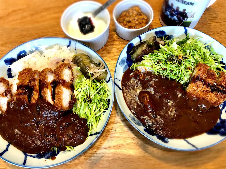 Snapdishの料理写真:ゴーゴーカレーのランチ　中辛&辛口　　　　キャベツ千切りにロースカツは必須！納豆もね！|じゅんさんさん