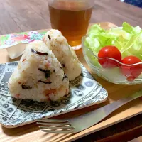 Snapdishの料理写真:ベーコンと塩昆布のおにぎり|matchさん