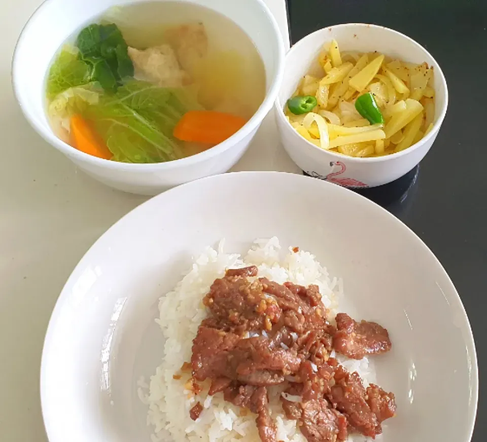 Simple lunch 
garlic stir fry Beef Flank
veggies soup 
potato onion green pepper|🌷lynnlicious🌷さん