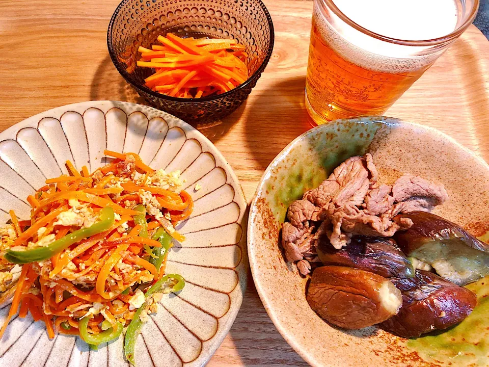 先ほどの作り置き人参しりしり、キャロットラペ、茄子と牛肉の炊いたんで夕飯🍺😊|海斗さん