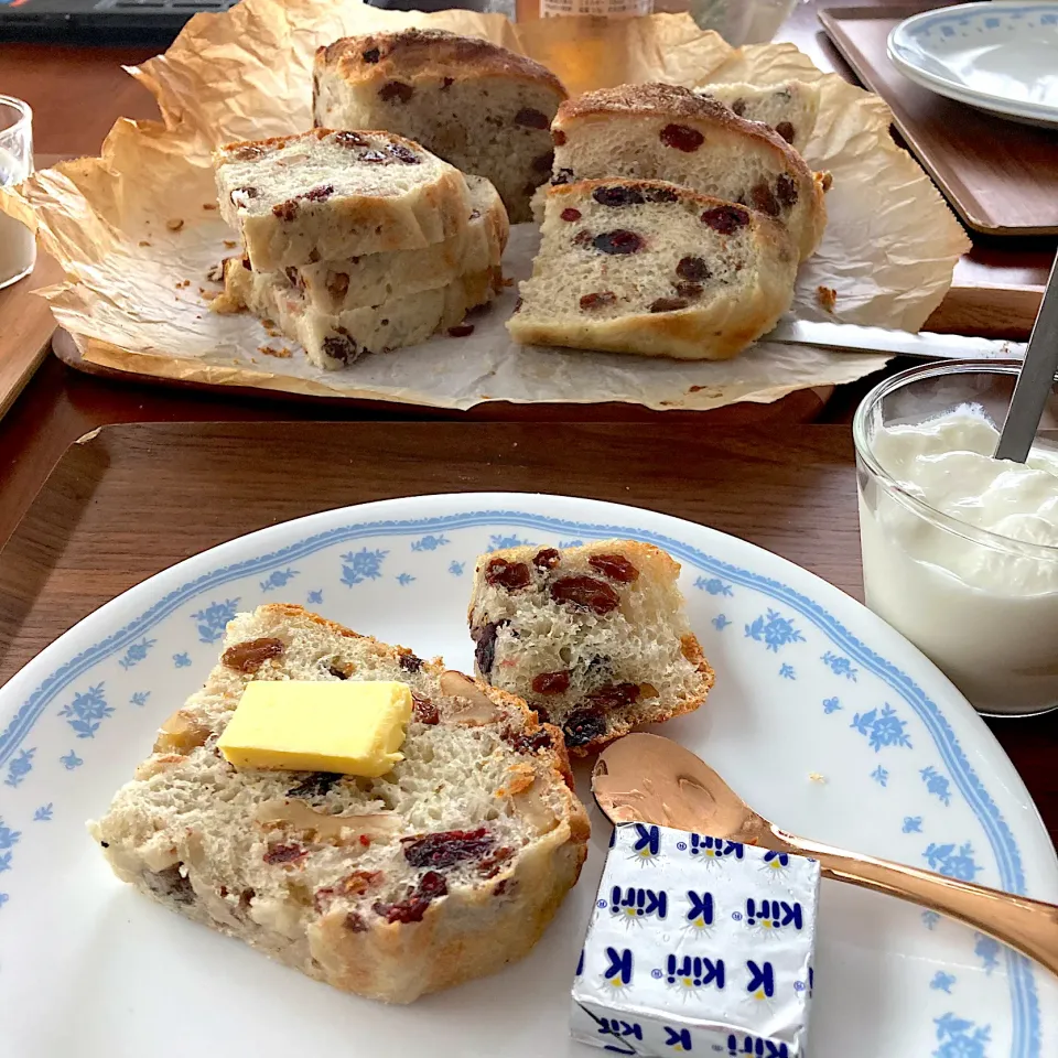 胡桃とレーズンとクランベリーのパン #捏ねないパン|ももさん