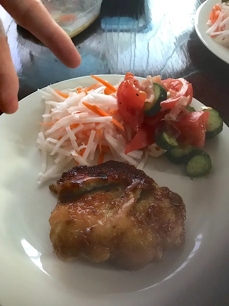 照り焼きチキンな晩御飯。テンション上がっている次女のピース添え（笑）|ちーさん