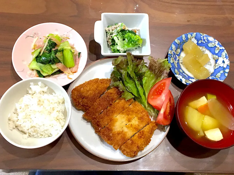 とんかつ サラダチキンとゴロゴロ野菜のスープ 加賀太きゅうりの冷やしあんかけ ブロッコリーの白和え チンゲン菜とベーコンのオイスター炒め|おさむん17さん