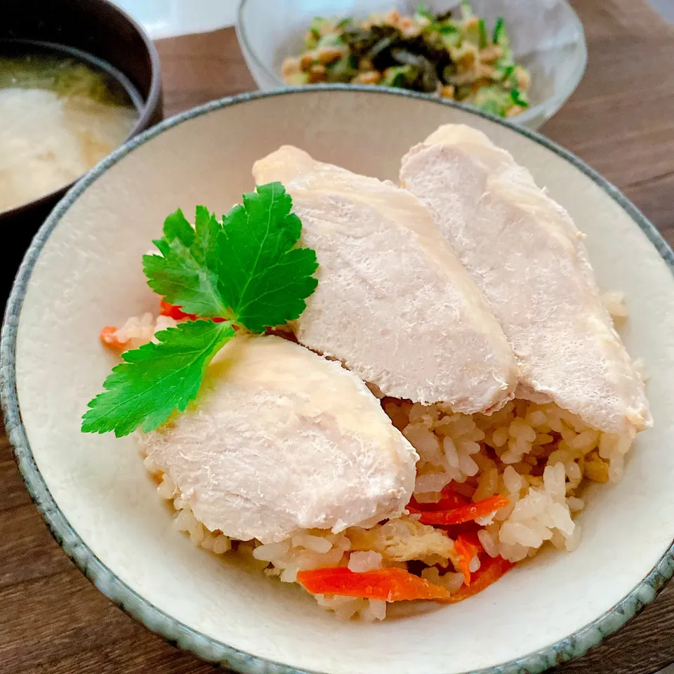 鶏むね肉丸ごと使用☆旨味たっぷり！          【海南チキン風炊き込みご飯】|なつきさん