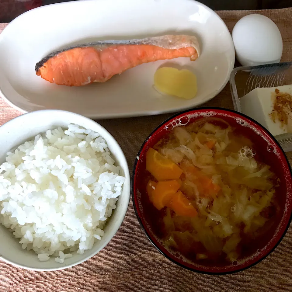 Snapdishの料理写真:焼鮭、卵、野菜のお味噌汁、奴|純さん