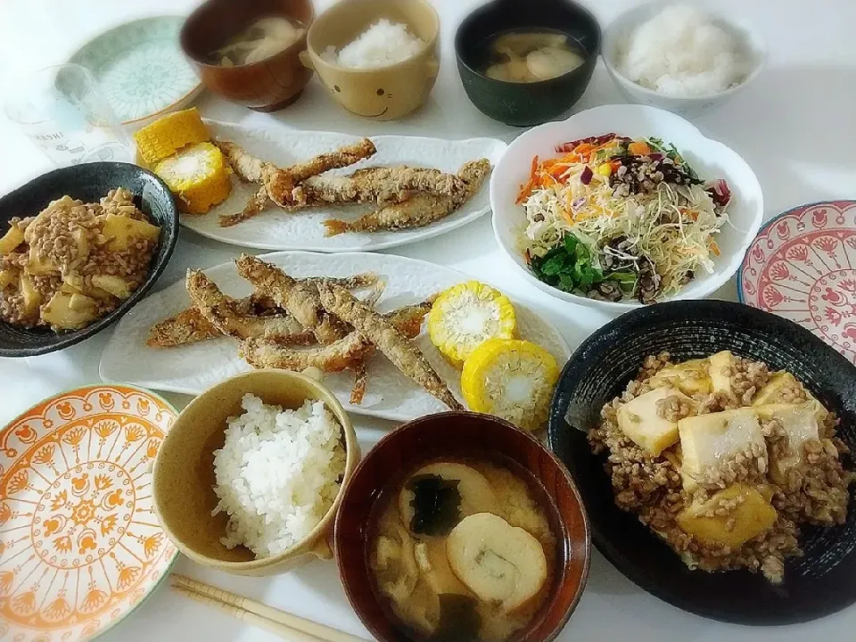 Snapdishの料理写真:夕食(*^^*)
ひき肉と揚げ豆腐のあんかけ
ししゃもの唐揚げ&とうもろこし
キヌアサラダ🥗
お味噌汁(渦巻き麩、ワカメ、油揚げ)|プリン☆さん