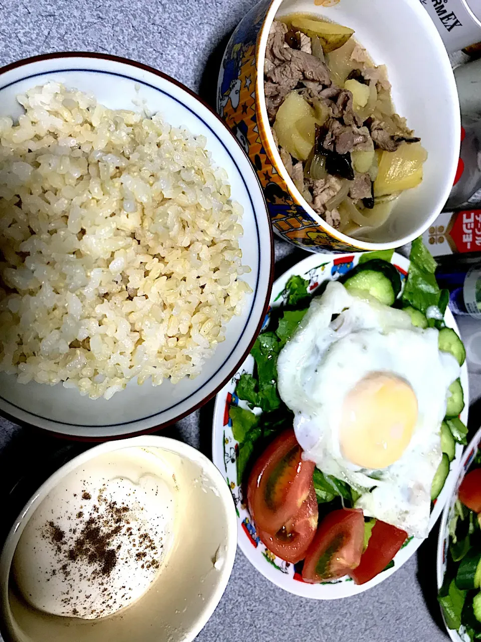 最後はジャガスープにして飲んだ #夕飯　ロウカット玄米ご飯、肉じゃが、冷奴(塩花椒で)、目玉焼き(ターンオーバーじゃないやつ)、レタストマトきゅうりサラダ|ms903さん