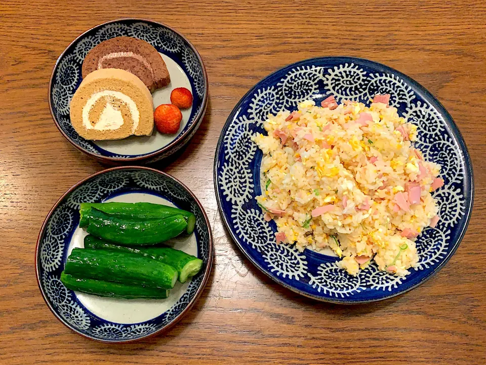 自家製胡瓜🥒五目炒飯🥚自家製苺🍓チョコレートロールケーキ🍰森永ミルクキャラメルのロールケーキ🥛今日の昼食20210613|rococoさん