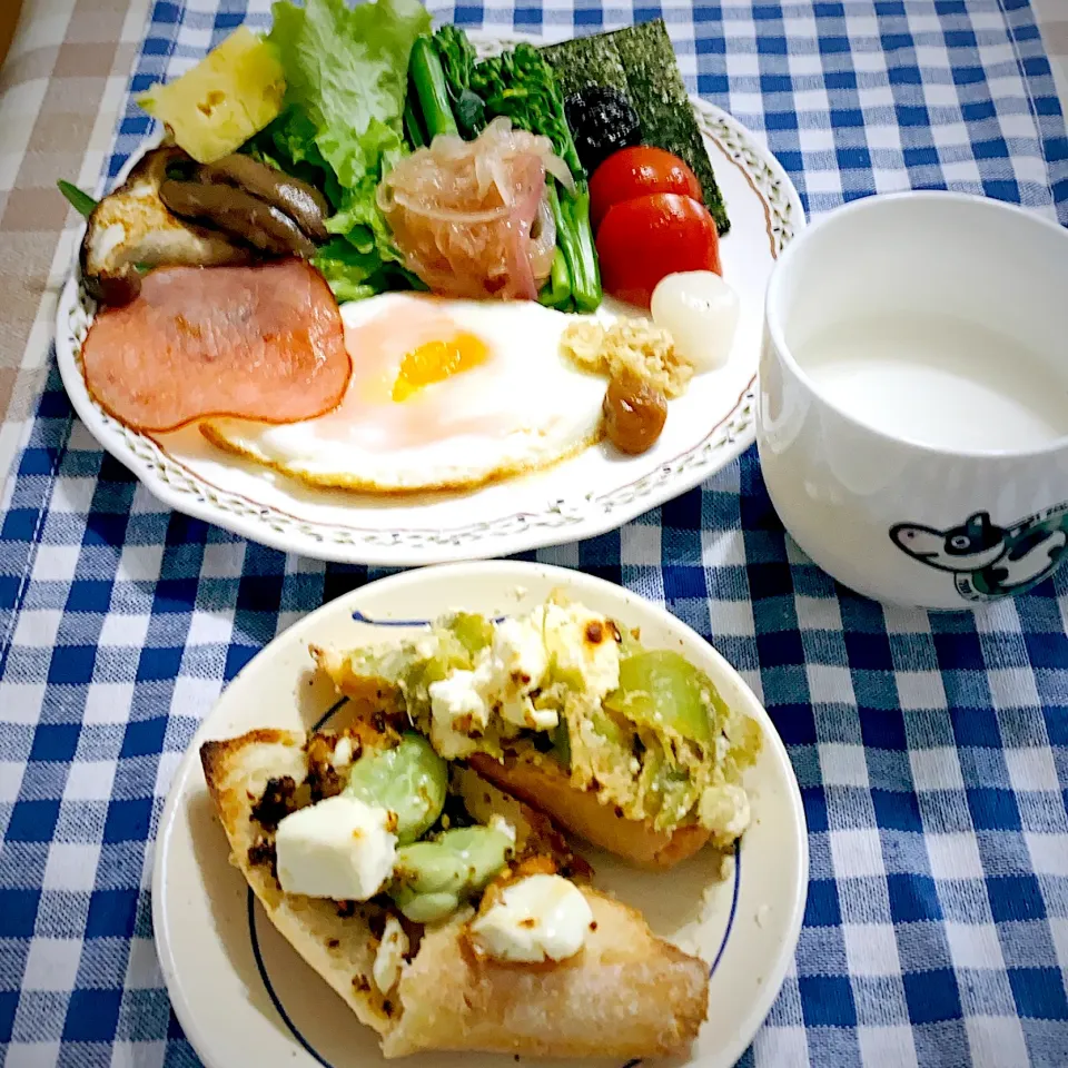 今日の朝ごはん★そら豆とフランスパンのクリームチーズトースト★タバスコと生おからとオリーブオイルのソースでそら豆のサヤも焼きました❤️|riko30294さん