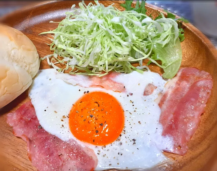 Snapdishの料理写真:ベーコンエッグ🥓🥚朝食🌄|びせんさん