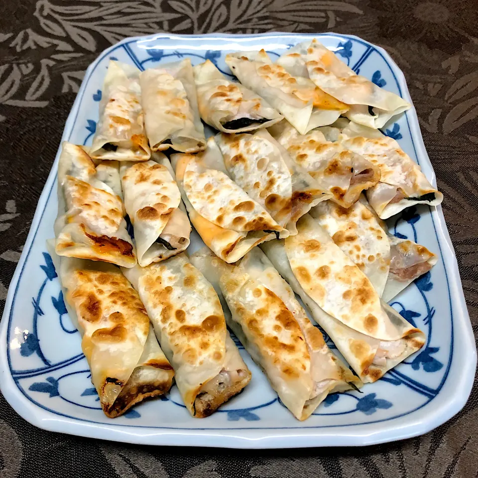 豚バラチーズ大葉餃子の皮焼き🥟|henryさん