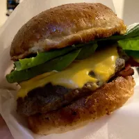 Snapdishの料理写真:Avocado Bacon Cheese Burger with homemade brioche bun🍔アボカドベーコンチーズバーガー|Miboさん