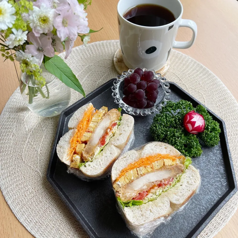 Snapdishの料理写真:6/14❤︎ハニーバターフライドチキン&桜海老たまご焼きベーグルサンド🌱🥯
〈サンド具材〉
・グラハムベーグル（ベーグルカンパニー）
・ハニーバターフライドチキン
・桜海老たまご焼き（お弁当残り）
・フリルレタス.キャベツ.トマト
・ぶどう🍇|Makinsさん