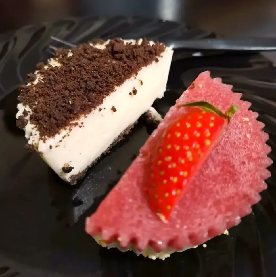 Snapdishの料理写真:Cheesecake bites.. Strawberry 🍓 Oreo 🍪|MFCook 🇬🇹さん