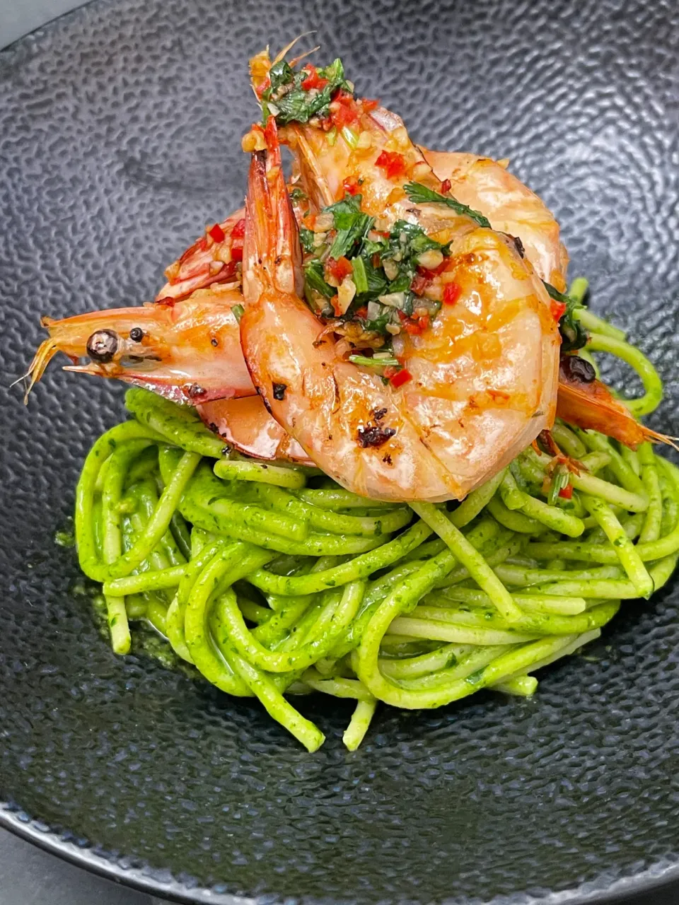 Spinach pesto spaghetti with grilled prawns|12Dragonさん