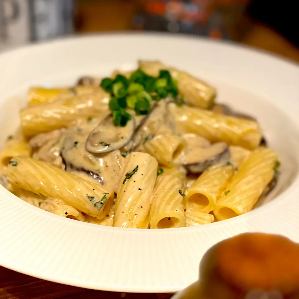 Rigatoni Pasta Cooked in A Basil , Mushroom Cream Sauce with Parmesan Cheese 
Quick easy dish to make (No Meat) with some garlic butter Toasted rolls 
#pasta #h|Emanuel Hayashiさん