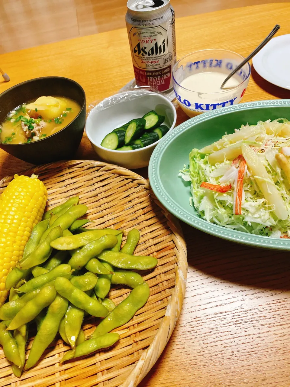 Snapdishの料理写真:ホワイトアスパラとカニカマのサラダ🥗
じゃがいも豚汁
枝豆、とうもろこし|naoさん