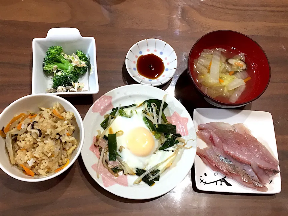 Snapdishの料理写真:ニラと人参の巣ごもり卵 鯵の刺身 白菜の中華スープ ブロッコリーの白和え ごぼうの炊き込みご飯|おさむん17さん