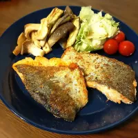 Snapdishの料理写真:サーモンのムニエル🐟ガーリック＆オニオンソルトで|みやこさん