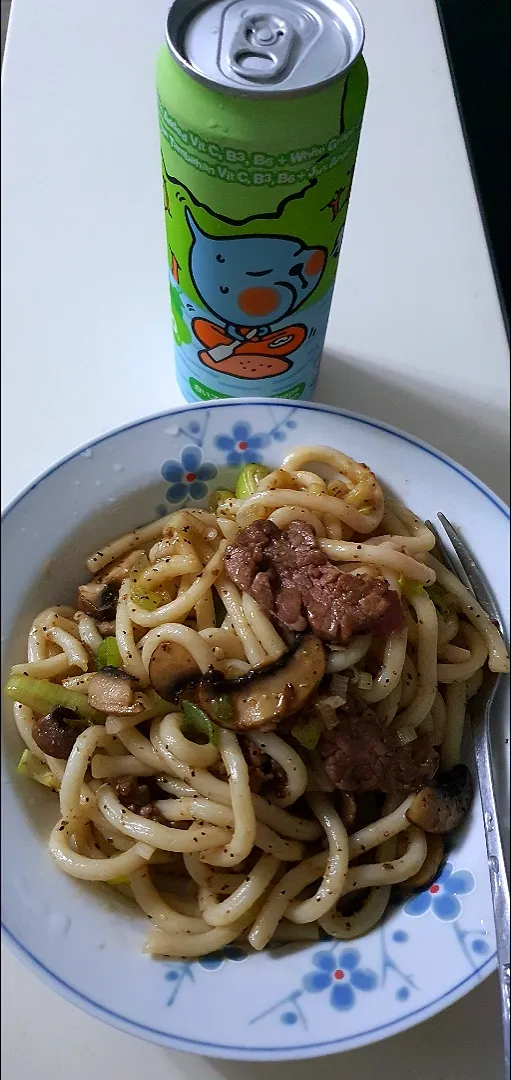 Stir fry Udon Beef Mushrooms Green Onions Black Pepper 🤪😚😍💕🥰💕😋👍
💕Teriyaki Sauce Oyster sauce Sesame Oil 
Black Pepper ~ no salt added🤪|🌷lynnlicious🌷さん